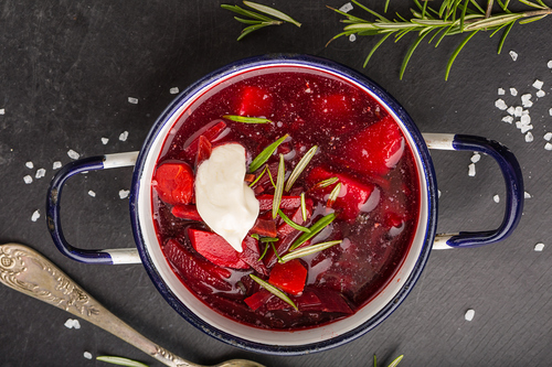 Rote Rüben Suppe mit Joghurtkren